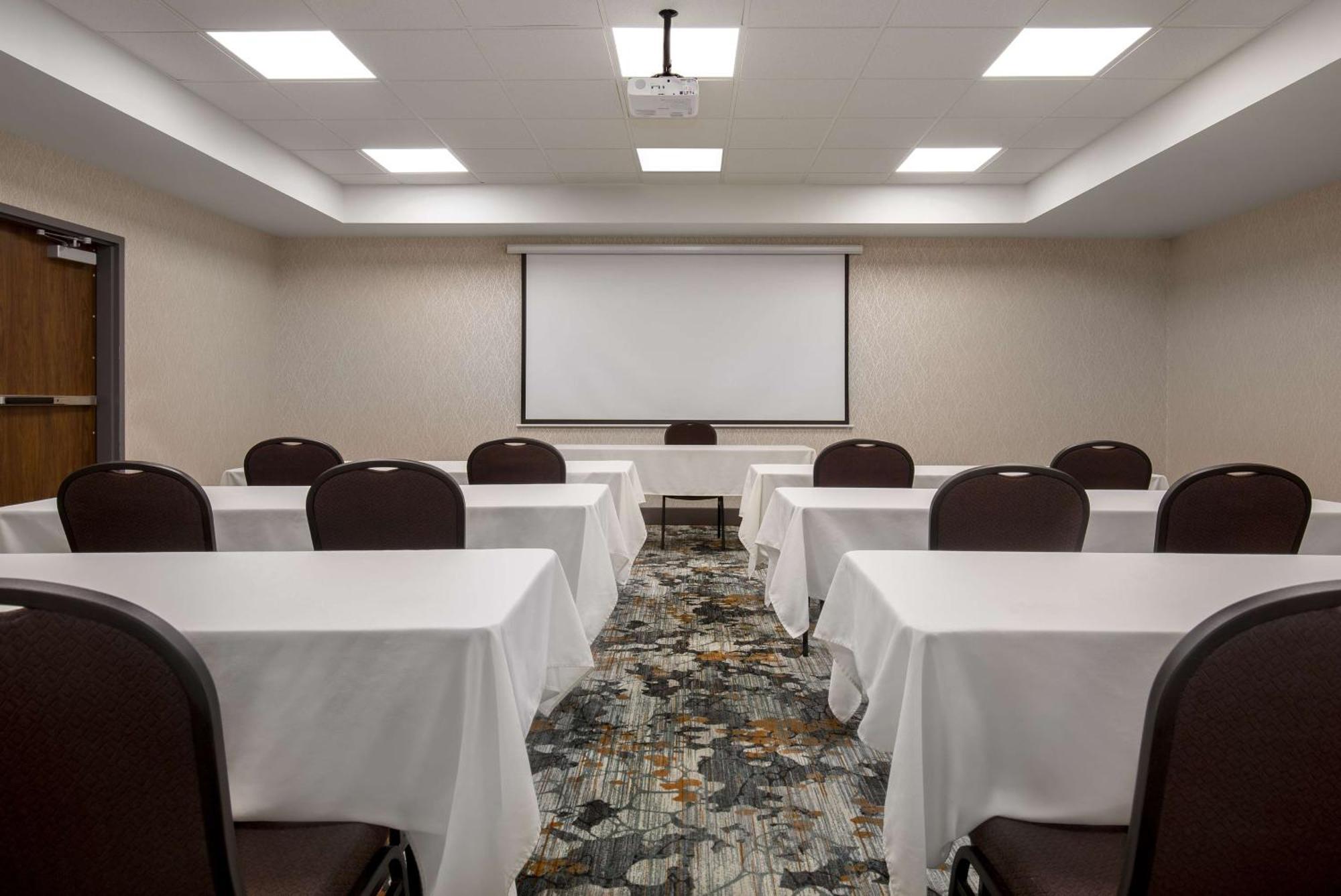 Hampton Inn By Hilton Brampton - Toronto Экстерьер фото