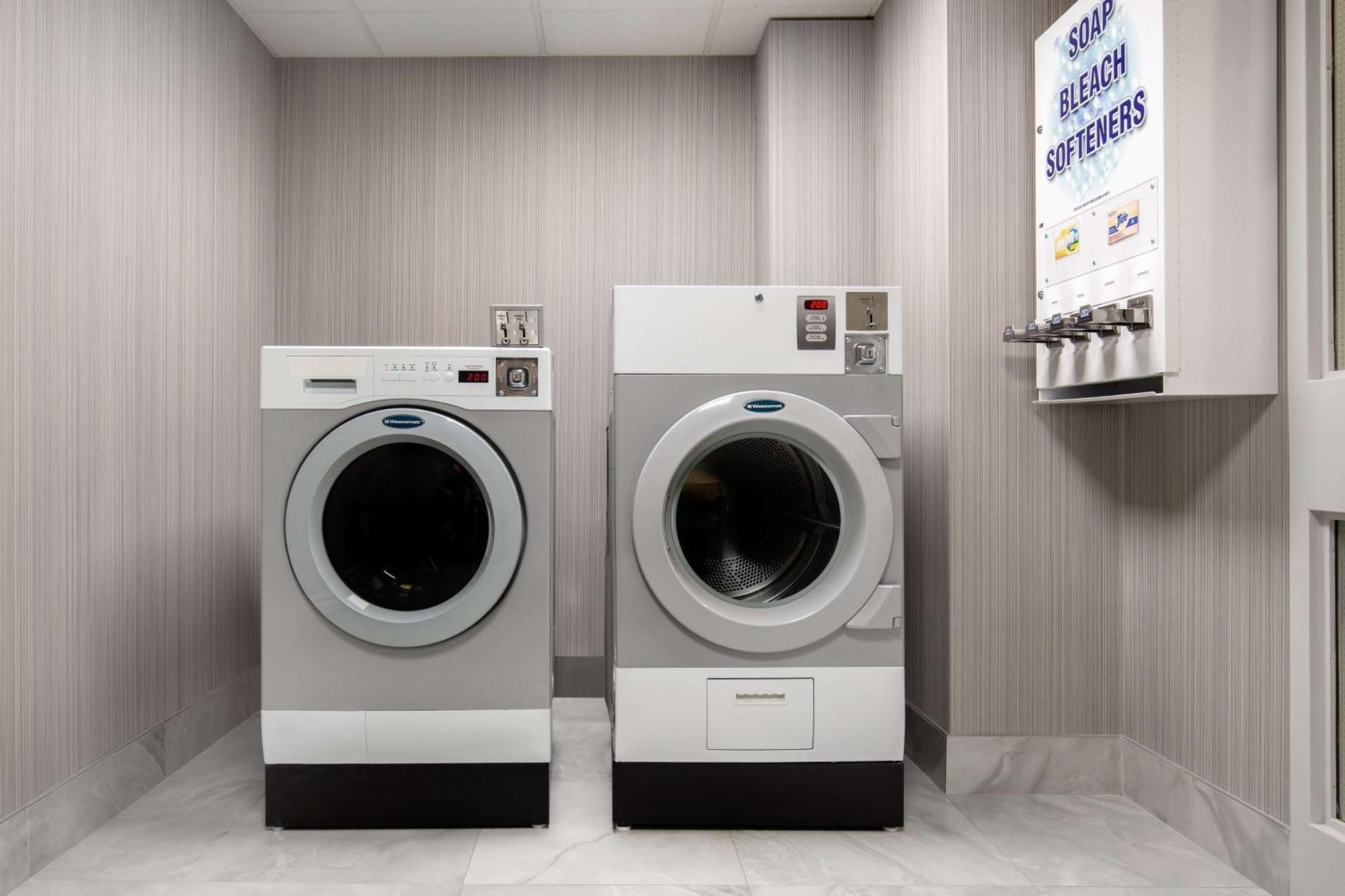 Hampton Inn By Hilton Brampton - Toronto Экстерьер фото