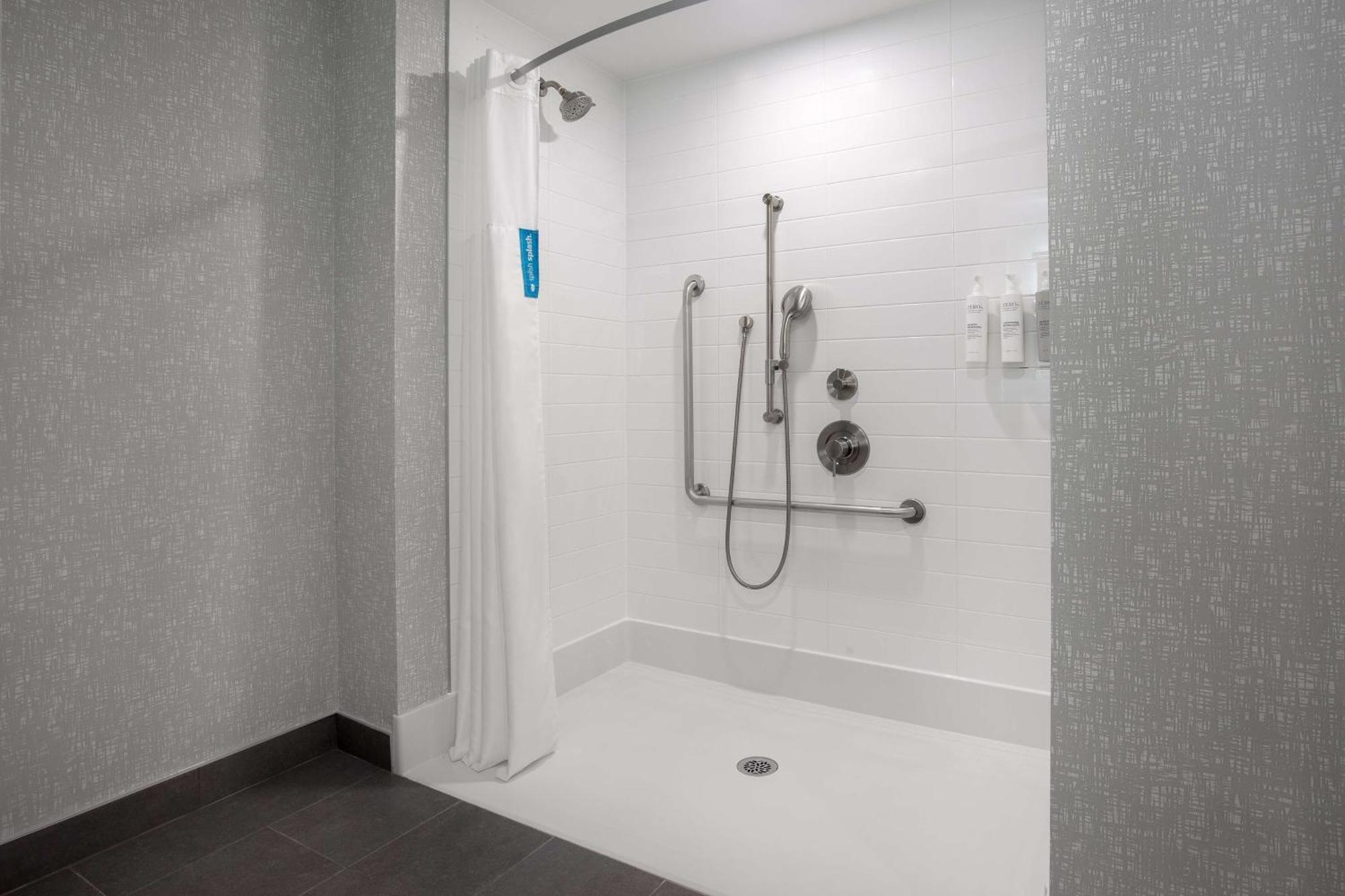 Hampton Inn By Hilton Brampton - Toronto Экстерьер фото