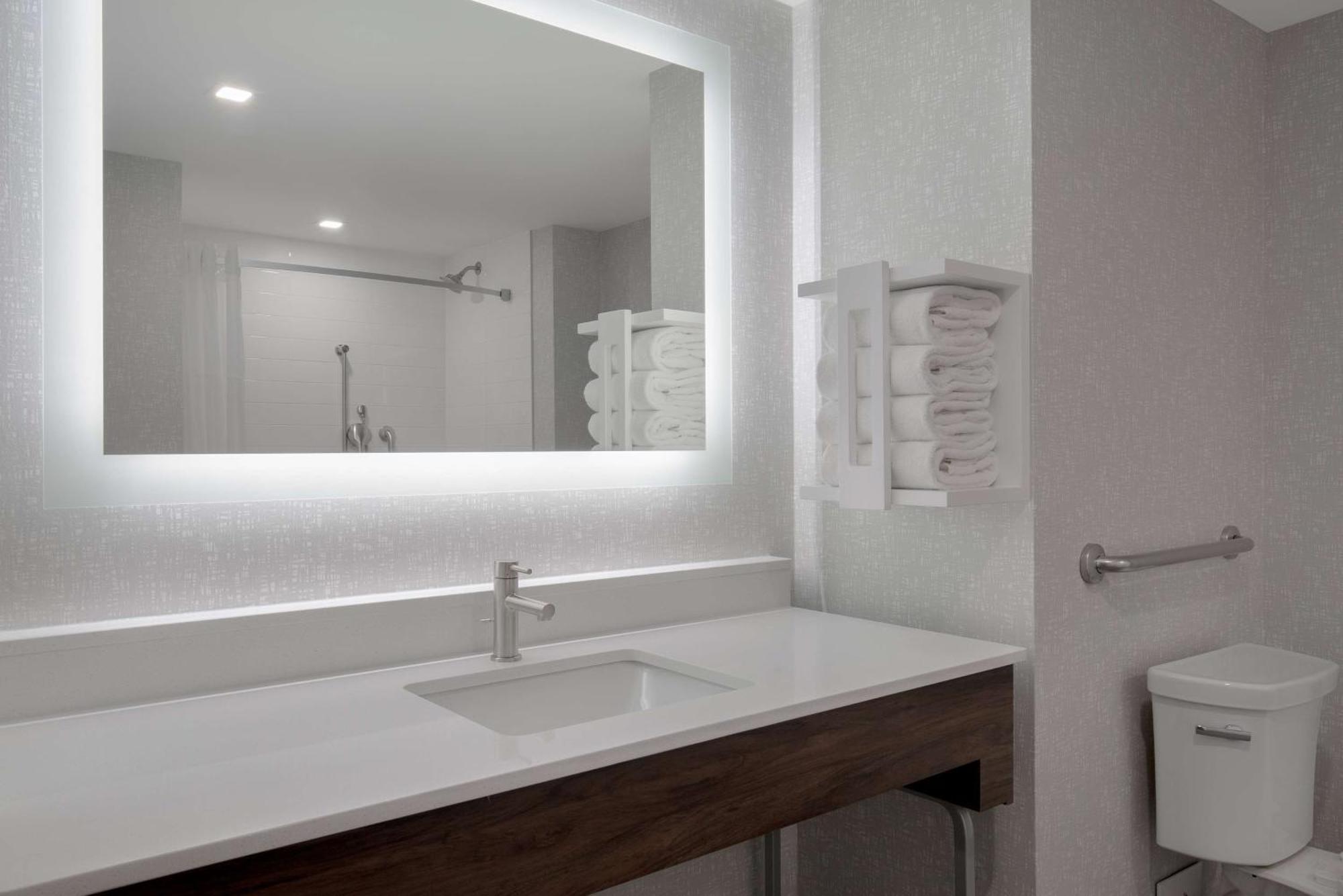 Hampton Inn By Hilton Brampton - Toronto Экстерьер фото